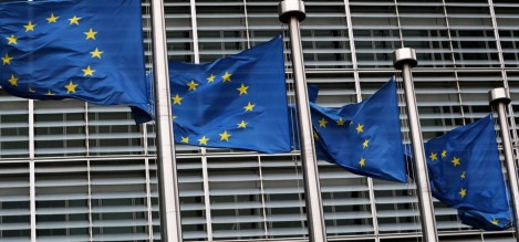 Bandeiras da União Europeia na sede da Comissão Europeia em Bruxelas, Bélgica. - Arquivo Reuters/Yves Herman/Direitos reservados
