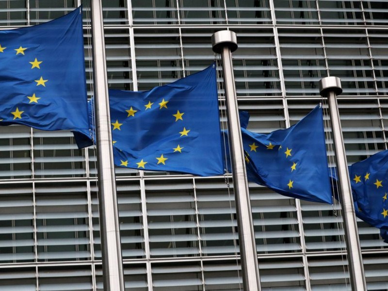 Bandeiras da União Europeia na sede da Comissão Europeia em Bruxelas, Bélgica.