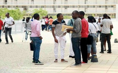 Estudantes angolanos no Campus Universitário - Edições Novembro