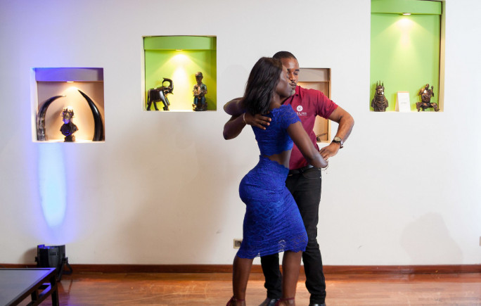 Imagem ilustrativa de casal dançando kizomba