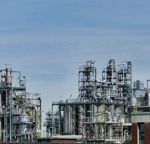 Imagem ilustrativa de refinaria de petróleo
