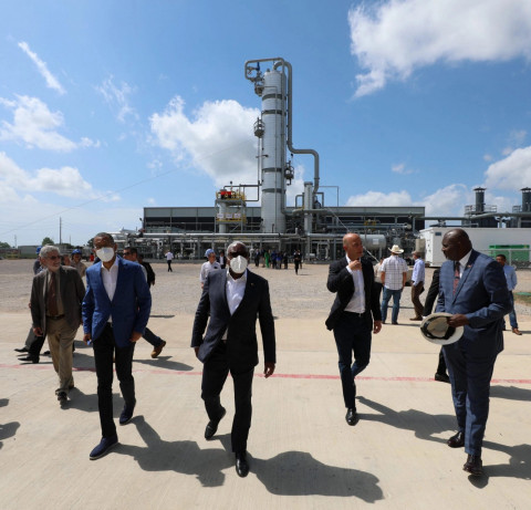 Delegação visita equipamento da futura refinaria em Boston, EUA