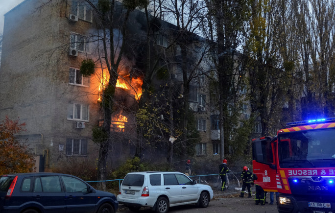 Área residencial atingida por míssil em Kiev