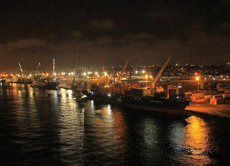 Vista parcial nocturna do Porto de Luanda - Rosário dos Santos 