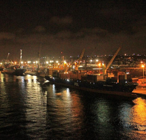 Vista parcial nocturna do Porto de Luanda