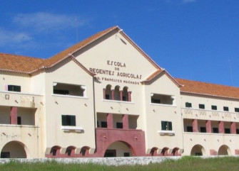 Instituto Médio Agrário do Tchivinguiro na provincia da Huila - royaltyfree