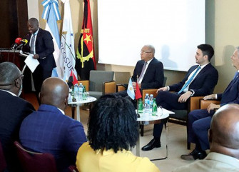 Delegações de Angola e Argentina - Edições Novembro