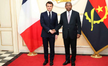 Presidente Jo&atilde;o Louren&ccedil;o (&agrave; dir.) com o seu hom&oacute;logo da Fran&ccedil;a, Emmanuel Macron - Arquivo