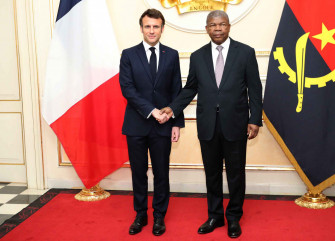 Presidente João Lourenço (à dir.) com homólogo da França, Emmanuel Macron - Angop