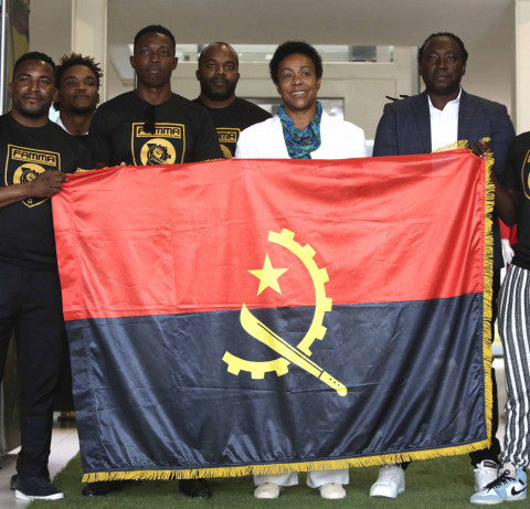 Ministra Palmira Barbosa, entrega bandeira a Selec&ccedil;&atilde;o Nacional de MMA