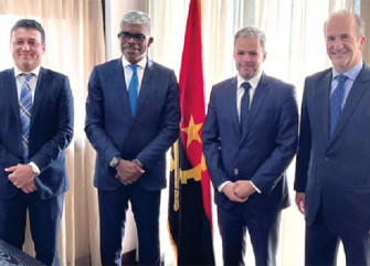 Secretário Nacional da Aviação Civil do Brasil, Juliano Norman (segundo dir.) e o ministro Ricardo D’Abreu (terceiro), ladeados dos diplomatas brasileiros - DR