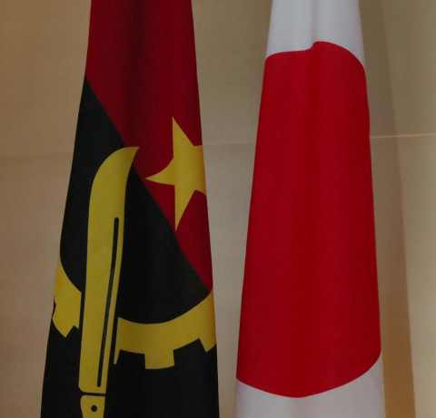 Bandeiras de Angola e do Japão