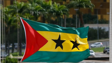Bandeira de S&atilde;o-tom&eacute; e Pr&iacute;ncipe - DR