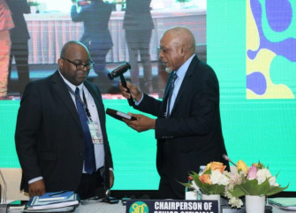 Embaixador angolano Nazaré Salvador (esq.) recebe testemunho da SADC - Edições Novembro