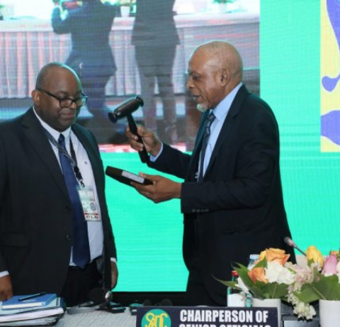 Embaixador angolano Nazar&eacute; Salvador (esq.) recebe testemunho da SADC