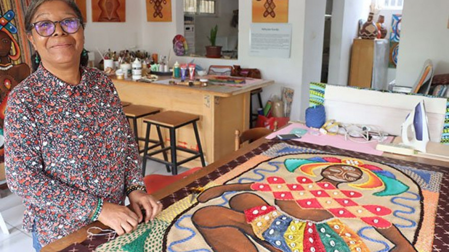 Artista pl&aacute;stica vai participar da exposi&ccedil;&atilde;o em oito pe&ccedil;as  