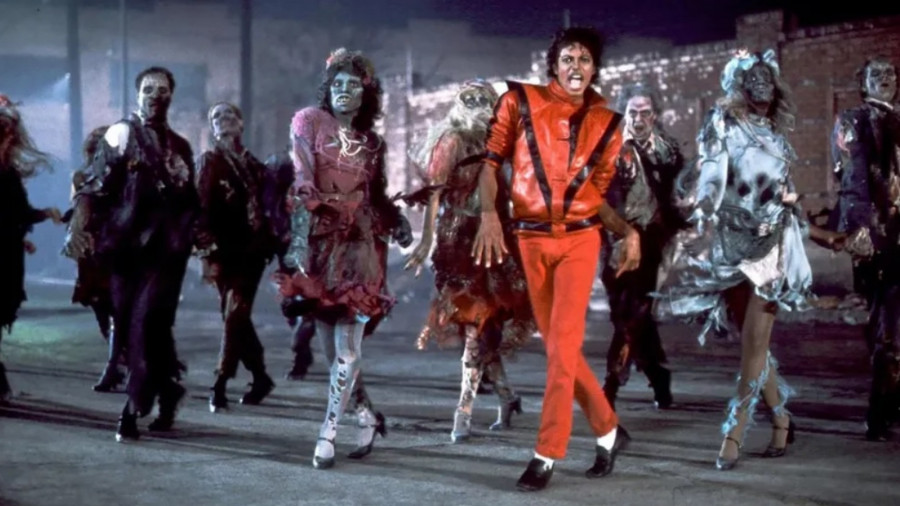 O cantor Michael Jackson em cena do videoclipe de "Thriller"
