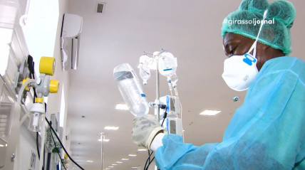 Profissional durante trabalho no Hospital Materno Infantil - Rede Girassol