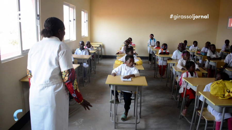 Professora e crian&ccedil;as em sala de aula em Luanda - escola