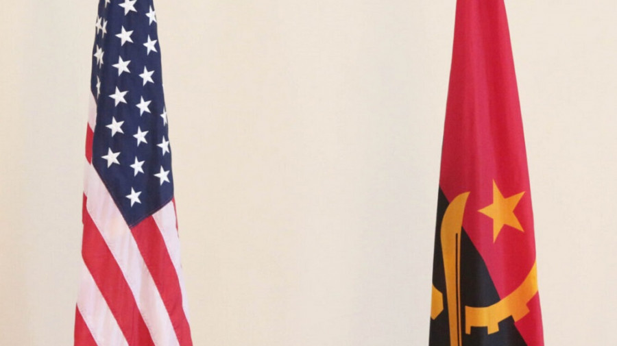 Bandeiras dos EUA e Angola