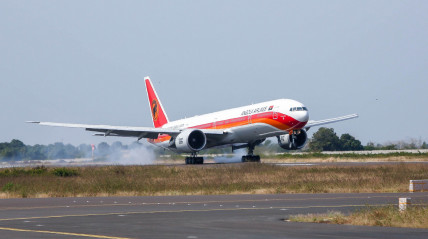 Avião das linhas aéreas de Angola (TAAG) - Nelson Malamba