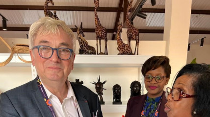 Presidente da BIE visita pavilhão de Angola - Cedida