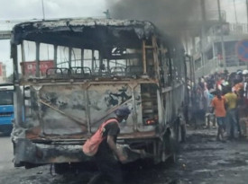 Autocarro com 50 passageiros incendiou-se na via expressa - DR