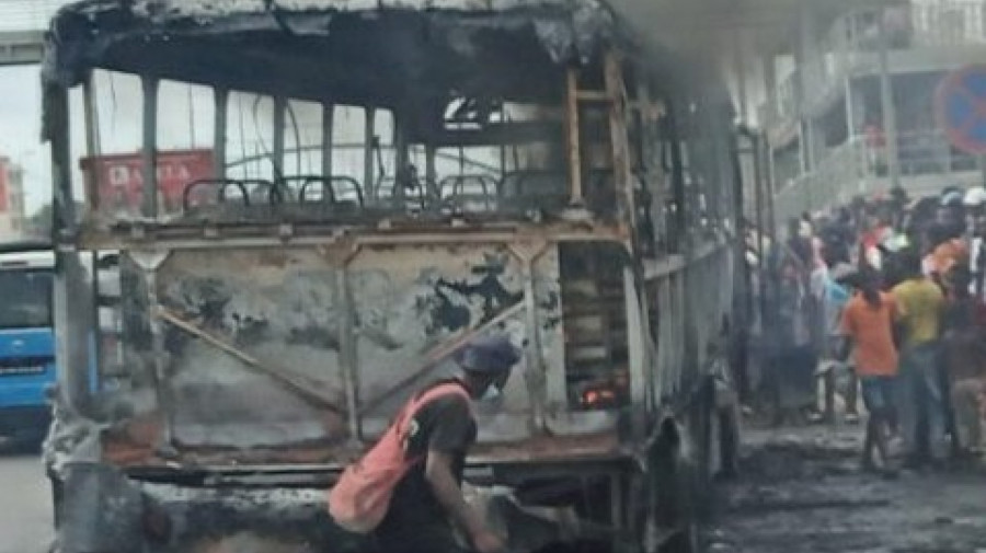 Autocarro com 50 passageiros incendiou-se na via expressa