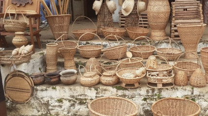 Peças e artefactos artesanais em exposição no Arquivo Nacional de Angola - DR