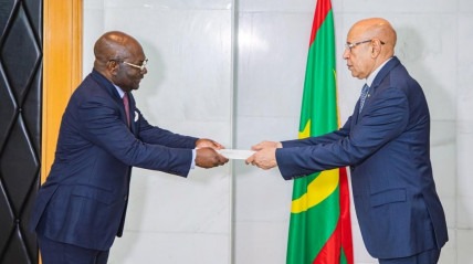 Encontro entre embaixador angolano (à esq.) e ministro mauritano  - DR