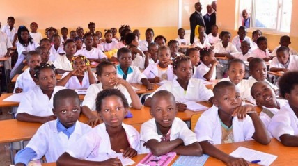 Estudantes em aula - rádioangola.info