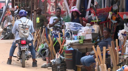Venda de material de construção no mercado informal - Rede Girassol