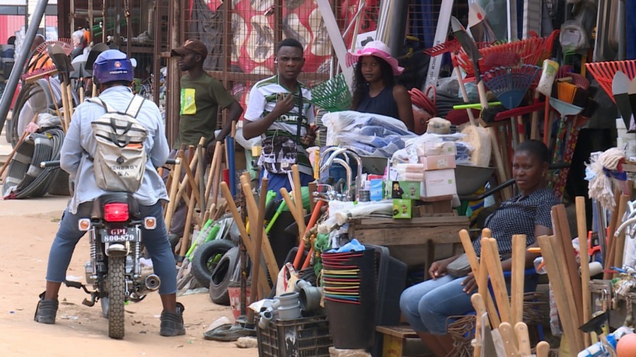 Venda de material de construção no mercado informal