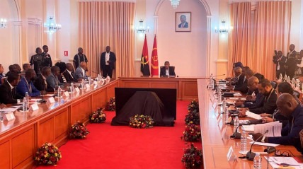 PR reune-se com o Governo do Namibe - Angop