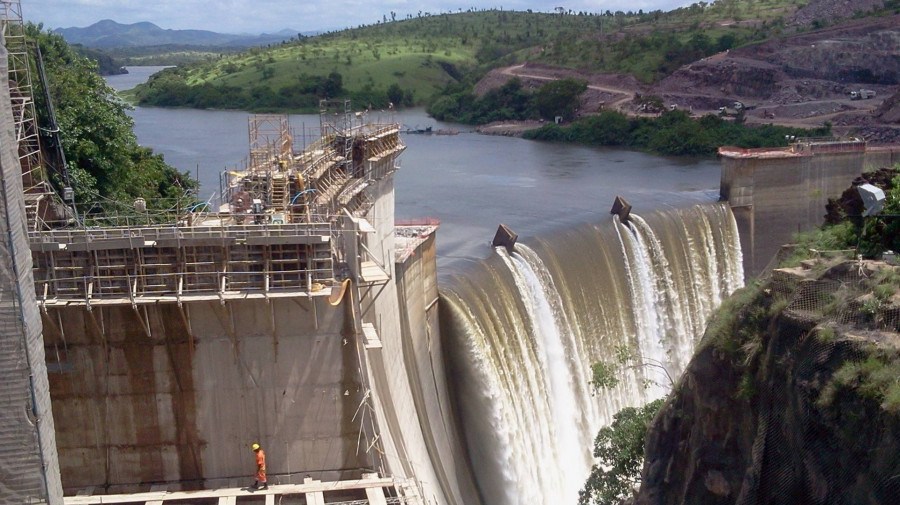 Barragem em Angola