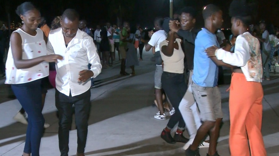 Movimento "Kizomba na Rua" ensina dança gratuitamente