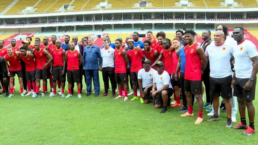 Ministro Rui Falcão com a selecção nacional de futebol