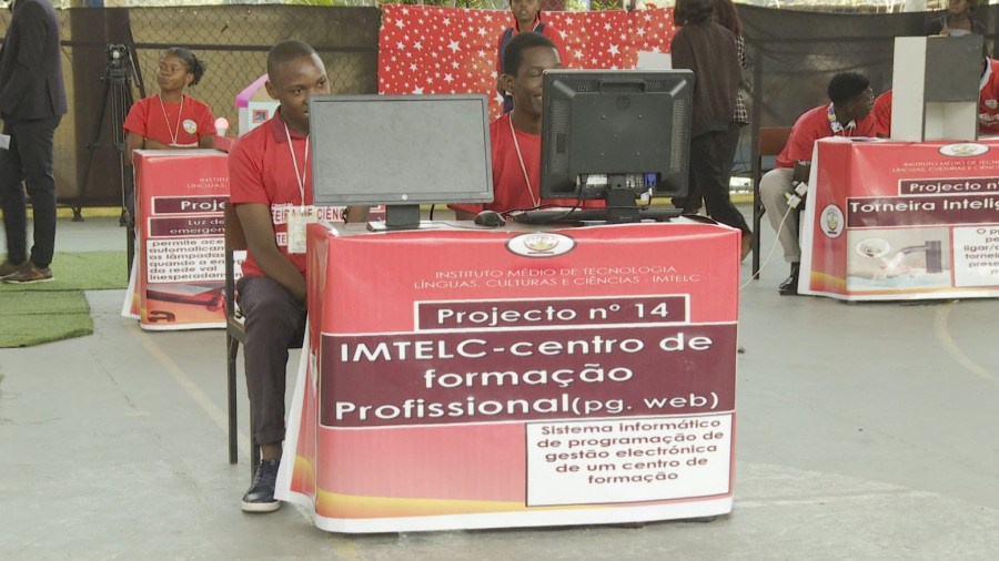 Participantes na Feira do Instituto Médio de Tecnologias