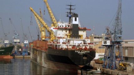 Navio ancorado num porto em Angola - DR