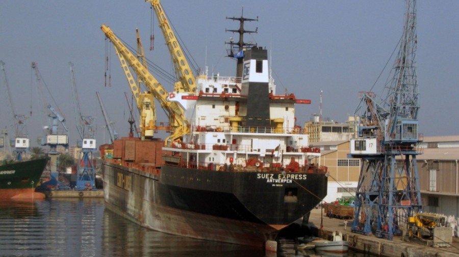 Navio ancorado num porto em Angola