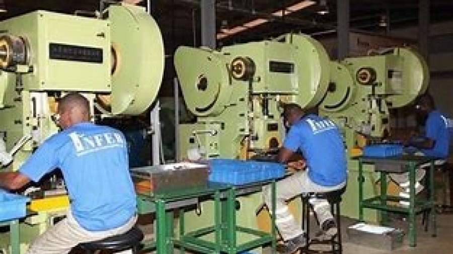 Ind&uacute;stria em Angola 