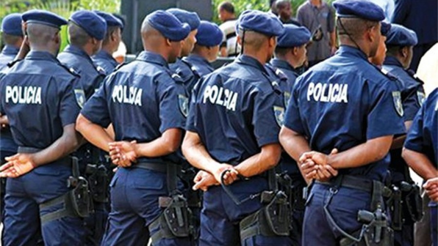 Efectivos da pol&iacute;cia nacional 