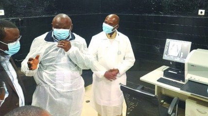 Governador de Luanda no hospital de Icolo e Bengo - Edições Novembro
