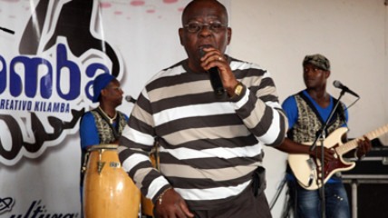 Músico angolano Calabeto - jornaldeangola.ao