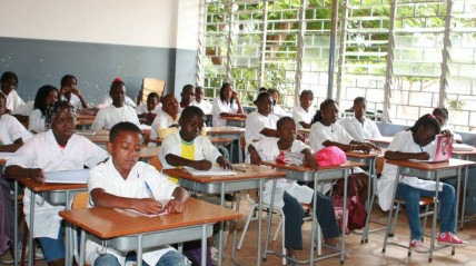 Alunos em aulas - redeangola.info