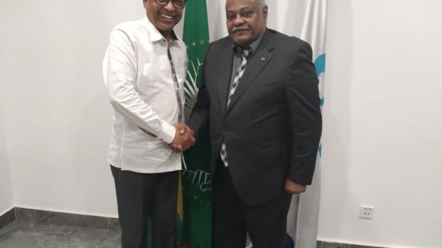 Ministro guineense recebe embaixador angolano, Mário Augusto (à dir.)