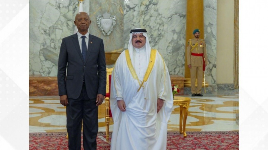 Embaixador de Angola (à esq.) acreditado no Bahrein