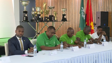 Presidente do Clube ladeado pelos técnicos - Rede Girassol