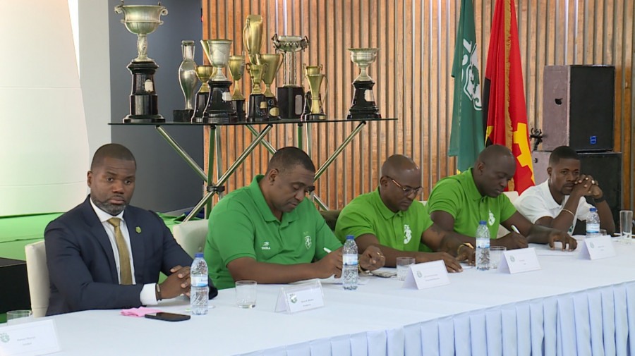Presidente do Clube ladeado pelos técnicos