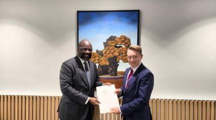 Embaixador Luvualu de Carvalho (à esq.) - Cedida